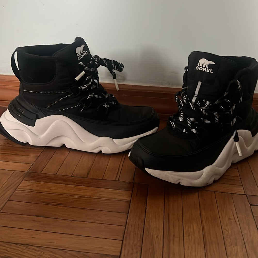 New Kids Sorel New Boots Sneakers Size USA 5 Waterproof Black White